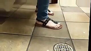 Karyawan toko intip cewe pipis di toilet alfamart