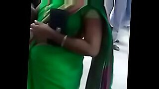 Tamil aunty lifting saree